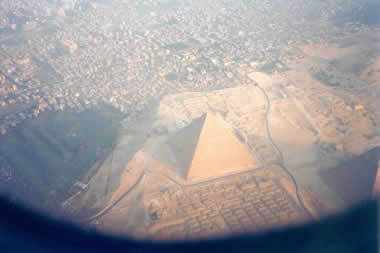 La piramide di Cheope vista dall'aereo